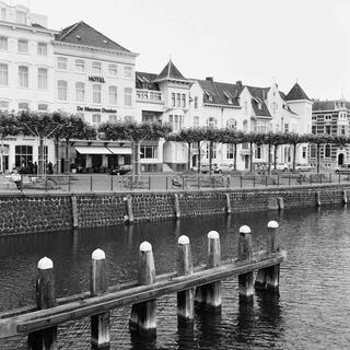 palen-in-het-kanaal-bij-brug